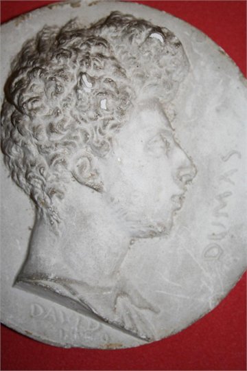 MEDAILLON PLATRE PORTRAIT ALEXANDRE DUMAS