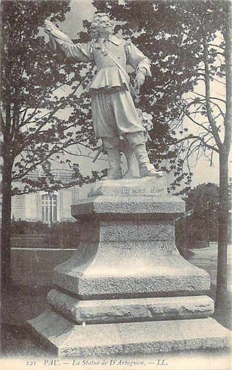 PAU -  CPA Statue d' Artagnan