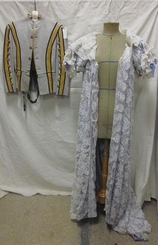 Une veste cuir et un déshabillé portés par Madame Mylène Demongeot