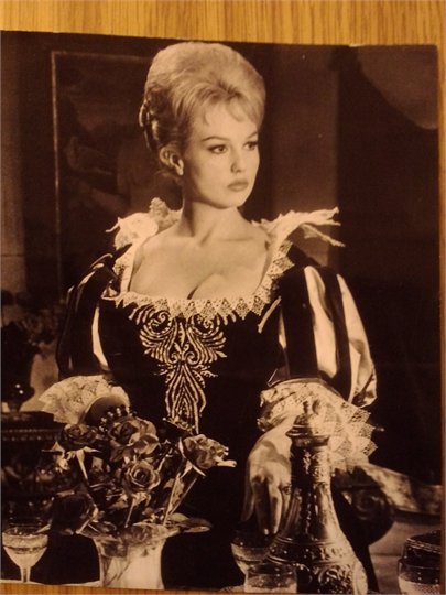 Original pressefoto: 1961 MYLENE DEMONGEOT à paris studio as Milady 3 Musketeer
