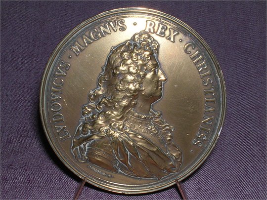 ANCIEN-médaille LOUIS XIV-la revue des mousquetaires-signée bernard et mauger