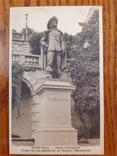 3 CPA  Statue  d'Artagnan (Auch)