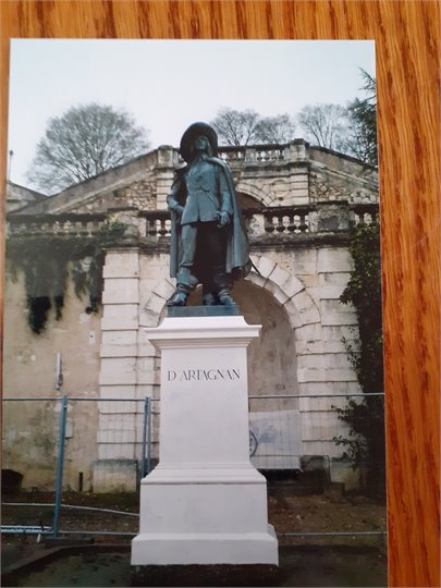 2 phonos Statue d'Artagnan (Auch)