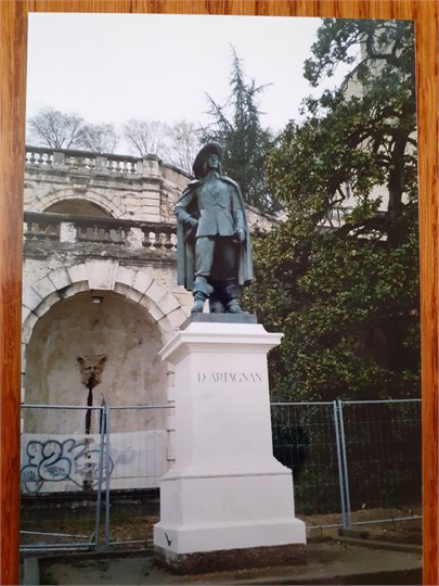 2 phonos Statue d'Artagnan (Auch)