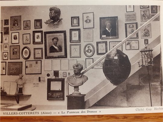 CPA   "Le panneau des Dumas" (Villers-Cotterets)
