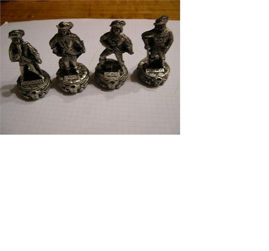 4 Figurines mousquetaires dessus de bouchons