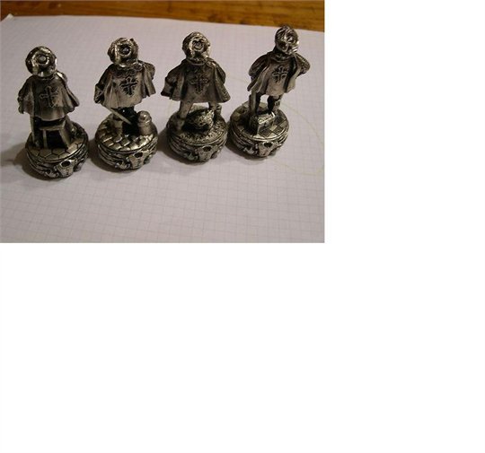 4 Figurines mousquetaires dessus de bouchons