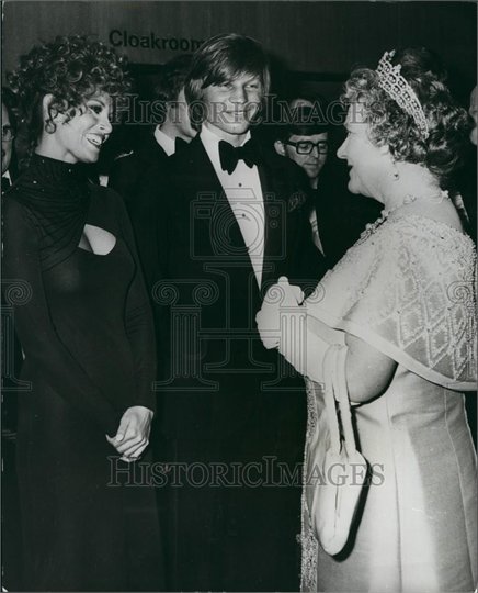 Press Photo Queen Elizabeth Meets R Welch and M.York