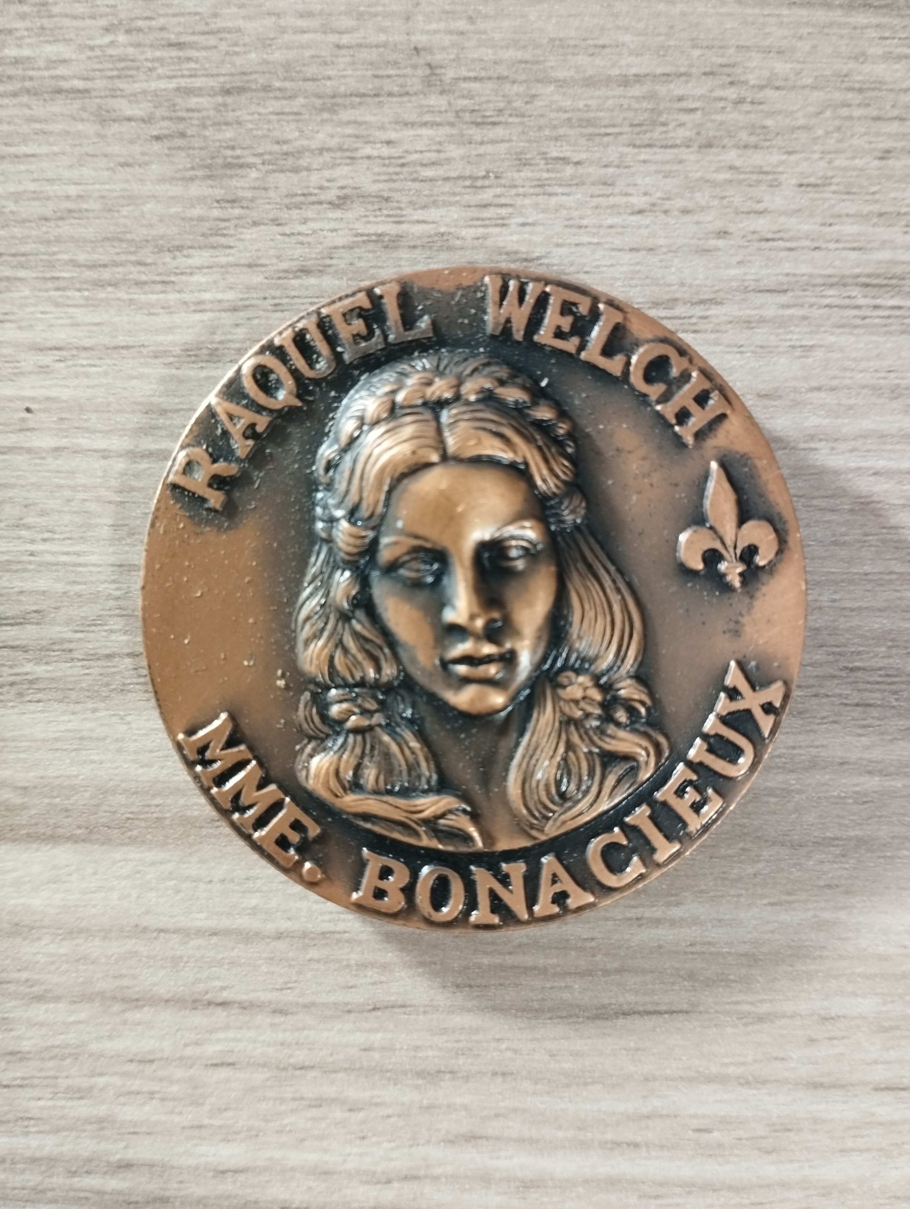 médaille "Raquel Welch - Mme Bonacieux"