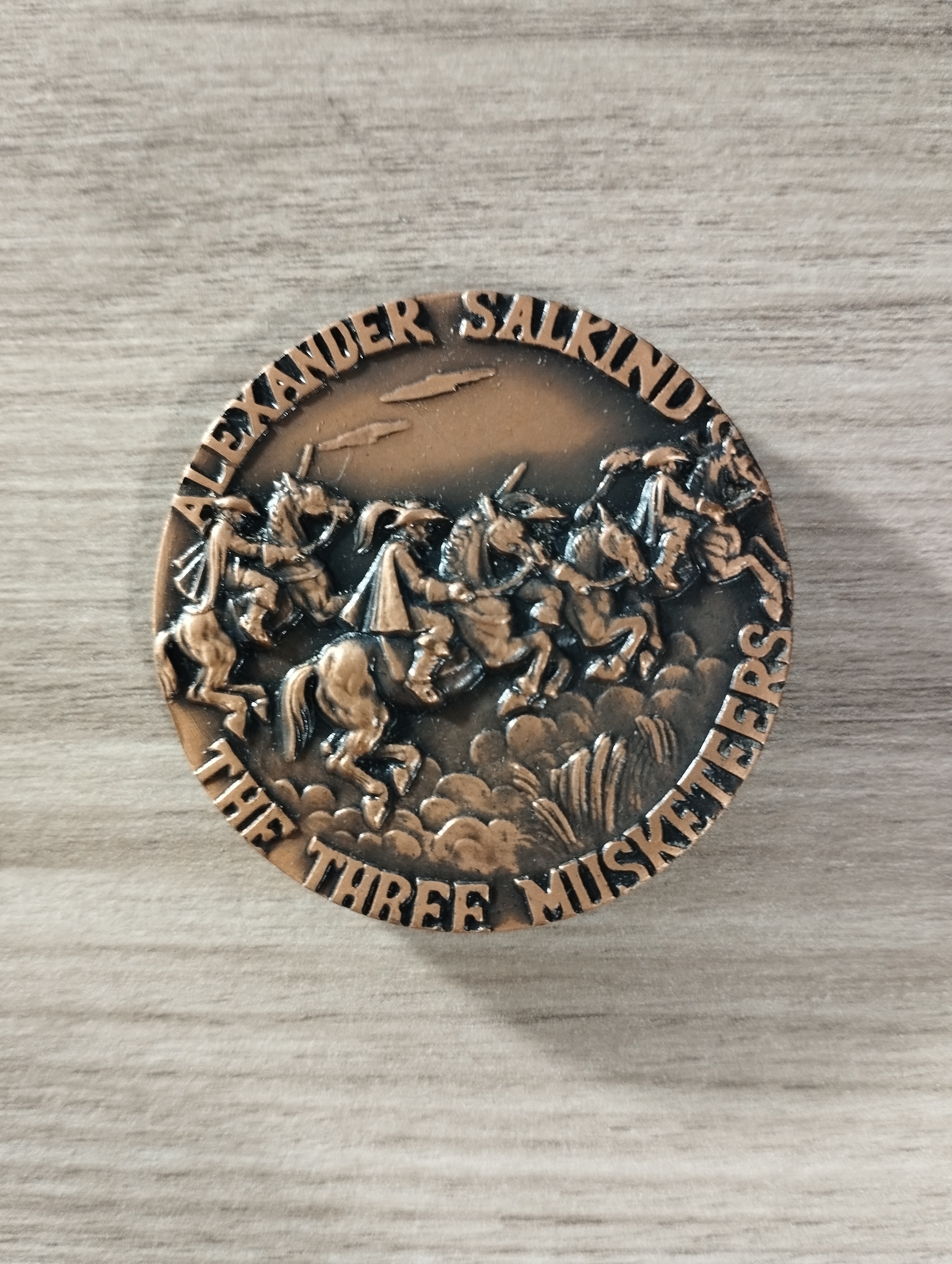 médaille "Raquel Welch - Mme Bonacieux"