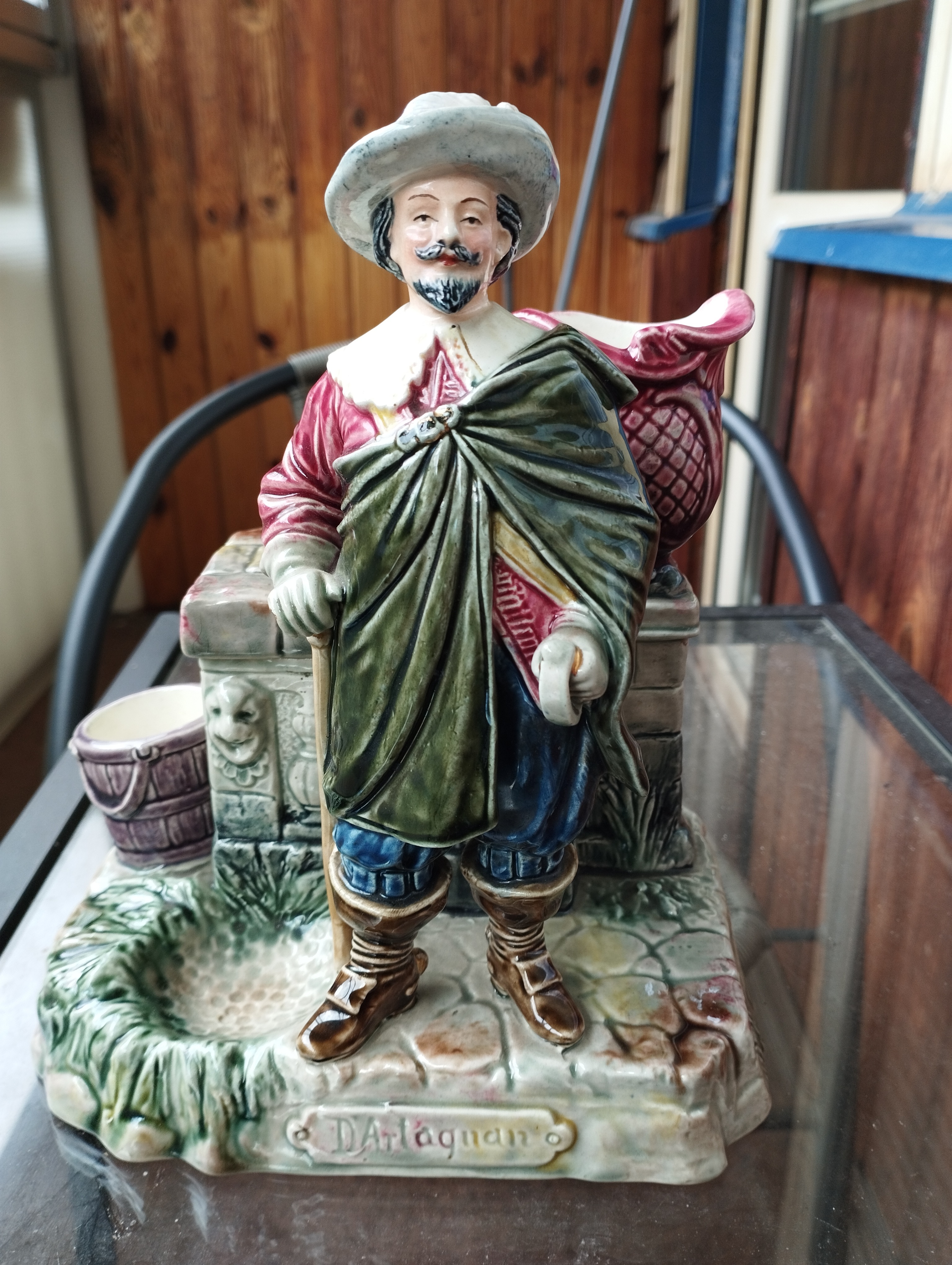 Pot à tabac en barbotine D'Artagnan